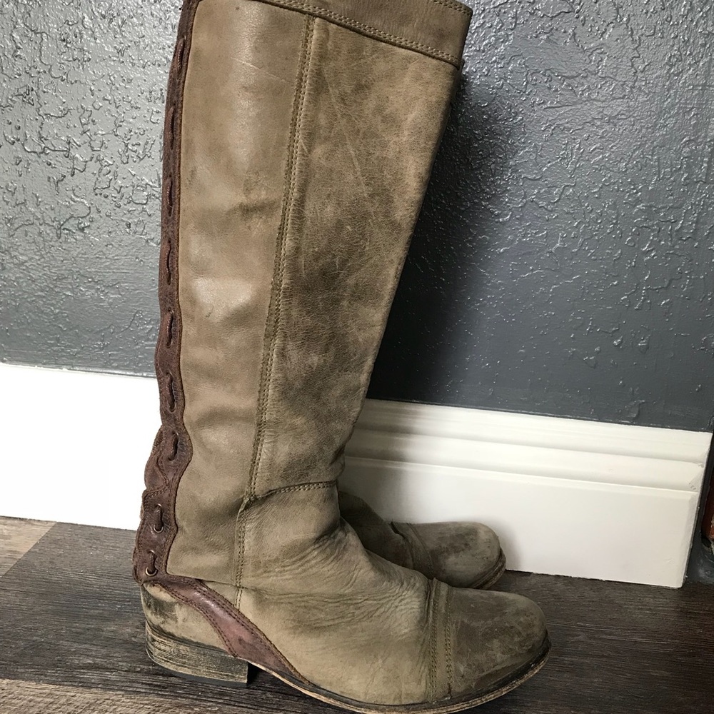 Amazing zip back boots!